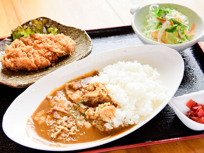 カツカレー定食の写真