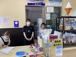 あおみなで販売員を体験している写真