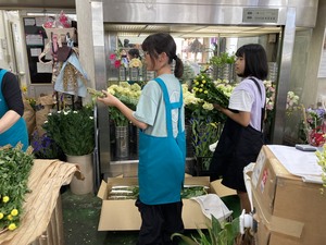 松岡生花店での作業手伝いの写真