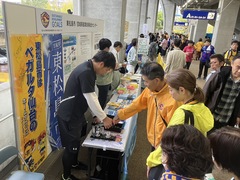 SDGsイベント　缶バッチ作成の様子